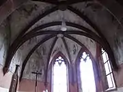 Chœur gothique avec fresques (XVe).