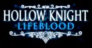 Sur un fond noir, Hollow Knight est inscrit en blanc sur une ligne, en dessous figure Lifeblood en lettres bleues, et le tout est entouré d'ornements laissant deviner des carapaces d'insectes.