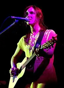 Description de l'image Holly Throsby with guitar.jpg.