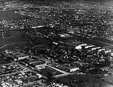 Vue aérienne (noir et blanc) d'entrepôts.