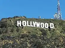 Lettres blanches sur une colline épelant Hollywood.