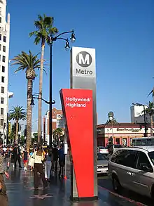 Panneau indiquant la station de métro Hollywood/Highland.
