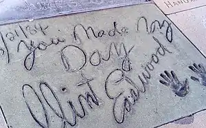 Photographies des empreintes de Clint Eastwood sur l'Hollywood Boulevard, avec sa signature et la phrase « Go ahead, you made my day »