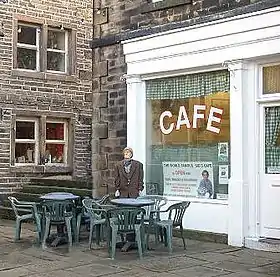 Le Sid's Café, à Holmfirth, est un lieu récurrent de la série. L'établissement est devenu, au fil du temps, une attraction touristique.