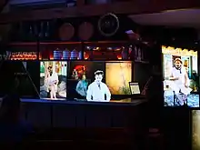 hologramme derrière un comptoir de bar