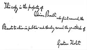 Inscription manuscrite : « Cette copie est la propriété d'Adrian Boult qui le premier fit briller les Planètes en public et qui ainsi gagna la gratitude de Gustav Holst« This copy is the property of Adrian Boult, who first caused the Planets to shine in public and thereby earned the gratitude of Gustav Holst. ». »