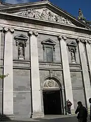 La façade de la cathédrale.