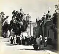 Pèlerins orthodoxes après la Première Guerre mondiale, devant la cathédrale de la Trinité