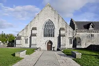 Photographie de la façade triangulaire d'une église gothique.