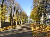 Allée menant au porche de l'ancien château.