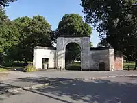 Porche du parc de l'abbaye Sainte-Hunegonde.