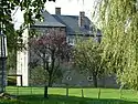 Château de Veltjaeren (façades et toitures), pont et assises de murailles épaulant le château (M) et ensemble formé par le château et ses abords (S)