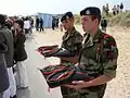 Remise des fourragères par les fusiliers marins pendant la cérémonie du 6 juin 2009, hommage au commando Kieffer. Le béret bleu foncé est porté par le personnel affecté dans les unités de fusiliers marins ou à l'école des fusiliers marins. L'insigne de béret est celui des fusiliers marins.