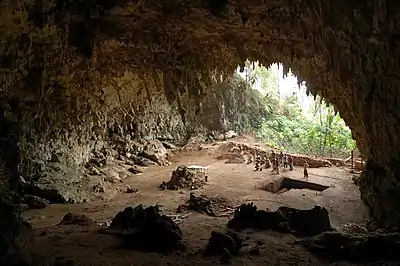 Grotte de Liang Bua, où les fossiles d'Homo floresiensis ont été découverts, à 70 km à l'ouest de Mata Menge.