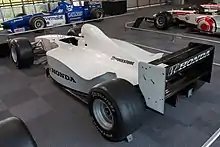 Photo de l'arrière gauche de la Honda RA099