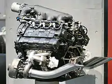 Photo d'un moteur Honda RA168E utilisé dans les McLaren en 1988 exposé sur un piédestal.