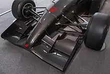 Photo de l'aileron avant noir de la Honda RC101