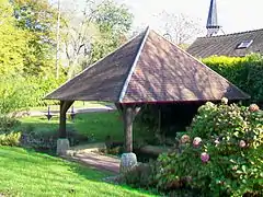 Lavoir, à l'angle de la rue Bail et de la rue de l'Eglise.