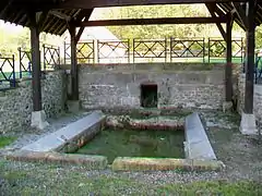 Lavoir à l'entrée sud du village, face à la chapelle Sainte-Antoine-de-Padoue.