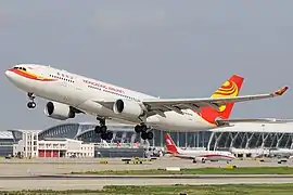 Airbus A330-200 de Hong Kong Airlines décolle de Aéroport de Shanghaï (Pudong)