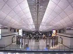 L'intérieur futuristique de l'Aéroport international de Hong Kong