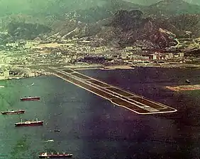 L'aéroport de Kai Tak dans les années 1970, avant que d'autres créations de terre-pleins ne soient entreprises.
