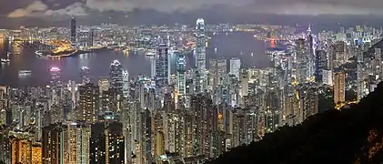 Photo de Hong Kong de nuit, très urbanisé et donc lumineux