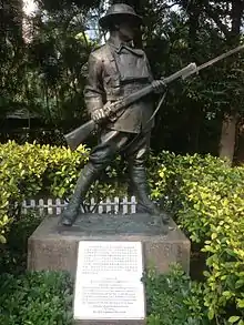 Statue d'un soldat anonyme de la Première Guerre mondiale issue de la collection statuaire d'Eu Tong Sen (en). Est aussi visible la plaque commémorative de la bataille de Hong Kong dédiée à tous les défenseurs de Hong Kong de décembre 1941 tels que John Robert Osborn.