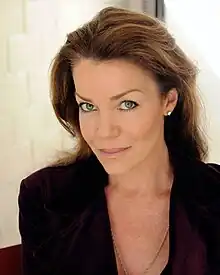 Claudia Christian interprète Gloria Haverbuck.