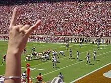 Un fan effectuant le Hook 'em Horns en 2003