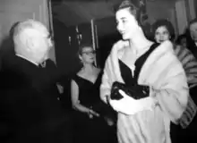 Hope Portocarrero et le cardinal Francis Spellman (1956).