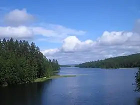 Le détroit Hopeasalmi du lac Päijänne.