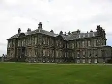 La façade occidentale d'Hopetoun, conçue par Bruce pour Charles Hope. La façade orientale fut agrandie et remodelée par William Adam.