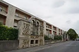 Résidence et mur d’enceinte de l’ancien hôpital.