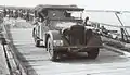 Traversée d'un pont en Estonie par une Horch 901.