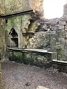 Niches creusées dans le mur intérieur d'une église en ruines