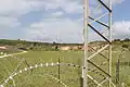 L'installation de fils barbelés a été ajoutée pour décourager l'ascension des pylônes d'antenne.