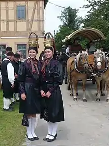 Jeunes filles en costume d'Altenbourg