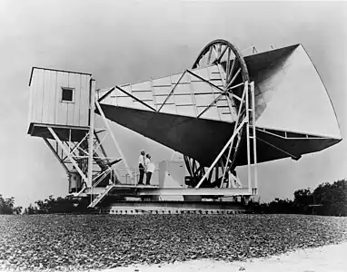 Antenne Holmdel Horn, construite pour le projet Echo, et utilisée plus tard pour découvrir le rayonnement diffus cosmologique.