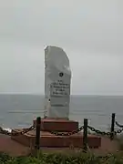 La stèle en pierre taillée offerte par l'Amicale internationale des capitaines au long cours, située  sur l'île Horn.