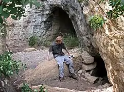 Une des deux entrées de la grotte de l'Hortus.