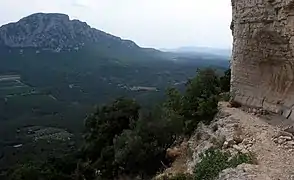 Le pic Saint-Loup vu depuis la corniche de la grotte de l'Hortus.