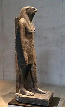 Statue d'un homme à tête de faucon