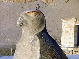 Statue d'Horus à l'entrée du temple.