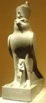 Statue de Nectanébo II protégé par le faucon Horus.