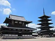 Pagode à cinq étages et temple japonais féodal.