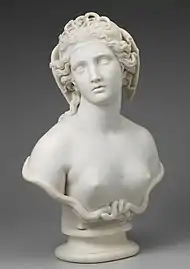 Buste en marbre blanc d'une belle jeune femme la tête inclinée de côté, avec des serpents enlacés à la base des seins nus.