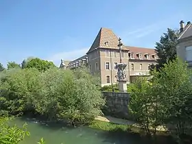 La rivière de l'Ouche passant par l'ancien hôpital général.