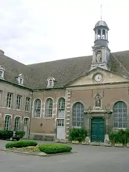 Façade des hospices de Seurre (Hôtel-Dieu du XVIIe siècle).
