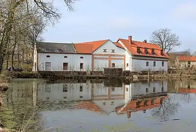 Maison et étang à Přes.